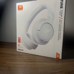 JBL Tune 720BT Wireless Headphones in White